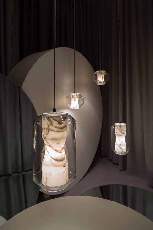 Lee Broom, signe une nouvelle collection de luminaire « nouveau rebel », suspension et lampe à poser en marbre de carrare